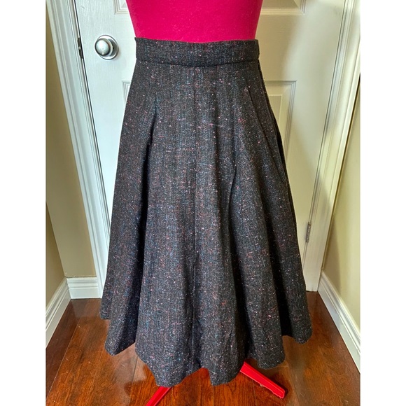 Vintage 1950’s Brown fleck (red, yellow, blue, pink) pleated wool skirt. - Picture 2 of 6